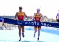 Susana Rodríguez y su guía, Sara Pérez, cruzan la meta del Triatlón en los Juegos Paralímpicos de París 2024