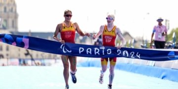 Susana Rodríguez y su guía, Sara Pérez, cruzan la meta del Triatlón en los Juegos Paralímpicos de París 2024