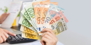 El Ingreso Mínimo Vital (IMV) es una ayuda económica que nació en un contexto de alerta sanitaria por el COVID-19, en el que muchas personas perdieron su trabajo y por tanto, los ingresos con los que vivían. Sin embargo, el paso de los años ha demostrado que esta prestación sigue siendo necesaria para que muchas personas cuenten con unos ingresos mínimos con los que cubrir sus necesidades básicas, y evitar así que caigan en riesgo de pobreza y exclusión social.  No obstante, no todo el mundo puede acceder a cobrar esta ayuda. Cabe recordar, que España cuenta también con otras prestaciones como la contributiva por desempleo o paro, y otros subsidios a los que pueden acceder las personas que no tienen trabajo. De hecho, para poder solicitar el Ingreso Mínimo Vital (IMV), la Seguridad Social establece que se cumplan los siguientes requisitos: Tener residencia legal y efectiva en España de forma continuada durante el último año, salvo excepciones (los menores incorporados a la unidad de convivencia, las víctimas de trata de seres humanos o de explotación sexual y las mujeres víctimas de violencia de género). Encontrarse en situación de vulnerabilidad económica, lo cual se acredita teniendo en consideración el patrimonio neto, los activos no societarios y el nivel de ingresos y rentas. Que la unidad de convivencia esté formada, al menos, desde hace seis meses. ¿Cuántas personas se benefician del IMV? La muestra de que el Ingreso Mínimo Vital (IMV) sigue siendo necesario a pesar de que ya pasó la alerta sanitaria, es que son muchas las personas que cumplen con los requisitos básicos para percibirla, es decir, que están en una situación difícil económicamente y no cuentan con otro tipo de ayudas que poder percibir. Pero, ¿Cuántas personas se benefician actualmente de esta prestación económica? Según los datos publicados desde La Moncloa, que pertenecen a septiembre de 2024, el Ingreso Mínimo Vital ha llegado en el noveno mes del año a 661.640 hogares en España. Una cifra que se entiende mejor si tenemos en cuenta que sumando las personas que viven en todos los hogares que cuentan con esta prestación, puede decirse que el IMV ayuda a casi 2 millones de personas. Concretamente, a 1.993.559 personas según el Instituto Nacional de la Seguridad Social (INSS). Además, es importante tener en cuenta que lejos de disminuir el número de beneficiarios, este sigue aumentando. De hecho, si nos remitimos a hace un año, podemos afirmar que hay 49.548 prestaciones activas más  de las que había en el mismo periodo de 2023. Esto tiene una doble lectura: Por una parte, que cada vez son más las personas que se benefician de esta prestación, sin embargo, esto también denota el estado de necesidad que siguen manteniendo muchas personas en España. Subida del Ingreso Mínimo Vital para 2025 El Real Decreto-ley 2/2023 confirma que en el año 2025, el Ingreso Mínimo Vital (IMV) subirá en 350 euros. Esto significa, que el incremento con respecto a este año será del 14,1 por ciento, al igual que ocurrirá con las pensiones no contributivas. Pero, ¿Cuál es la causa de esta significativa subida? La ley. Y es que ahora la legislación española determina que cada año esta prestación económica debe aumentar. Se trata de un plan que comenzó en 2024 y que tiene previsto seguir sucediéndose, hasta 2027. Es decir, durante estos años, esta ayuda económica sufrirá diversos aumentos con la finalidad de ajustarse al coste de vida. Y es que la finalidad del aumento del IMV, es que vaya creciendo a la vez que lo hacen índices como IPC. Es decir, indicativos que marcan el encarecimiento de productos que son básicos para vivir. Por tanto, el objetivo del Gobierno de España es que el Ingreso Mínimo Vital (IMV) siga cumpliendo su función. Pues si el coste de vida, y sobre todo, en los productos más básicos sigue encareciéndose y las ayudas no aumentan sus cuantías, al final estas prestaciones no conseguirían sus objetivos: Evitar una situación de pobreza y exclusión social a los beneficiarios. Sin embargo, con este aumento anual, conseguirán seguir cumpliendo con su objetivo principal.