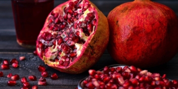 La granada es una de las mejores frutas para consumir durante la menopausia