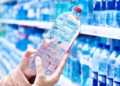 Botella de agua con etiqueta accesible en un supermercado