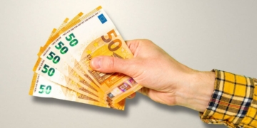 Las personas mayores de 65 años pueden acceder a la pensión no contributiva de jubilación