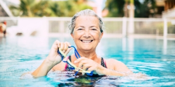 Persona mayor que disfruta de su estancia en el Programa de Termalismo Social del IMSERSO