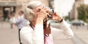 Persona mayor durante un viaje del IMSERSO