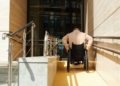 Rampa de accesibilidad para personas en silla de ruedas en un edificio