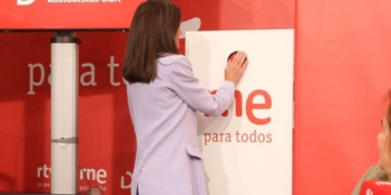 La reina Letizia estrena 'RNE para todos', servicio que hará accesible la radio a personas sordas