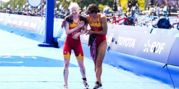 Susana Rodríguez tras proclamarse campeona en los Juegos Paralímpicos de París 2024 junto a su guía Sara Pérez