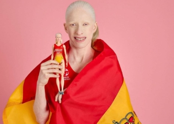 Susana Rodríguez posa con su muñeca Barbie