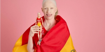 Susana Rodríguez posa con su muñeca Barbie