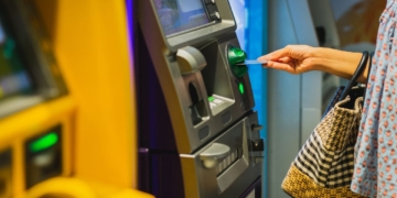 Pasos seguir si un cajero automático retiene tu dinero durante una operación