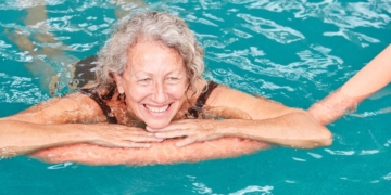 Persona mayor que disfruta del Programa de Termalismo del IMSERSO