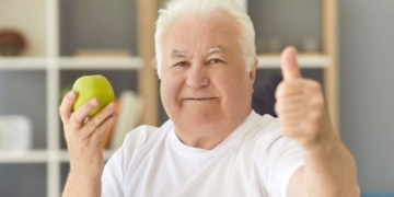 Las personas mayores deben de cuidar su dieta para evitar enfermedades