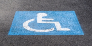 Estos son los derechos que te da la tarjeta de aparcamiento PMR