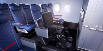 Delta Air Lines plantea la propuesta de que las personas que van en silla de ruedas puedan viajar en ella durante los vuelos de avión
