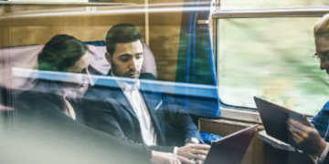 Renfe permite acudir a reuniones de trabajo mientras viajas su red Wifi ya opera en trenes AVE