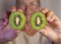 Beneficios de comer kiwi para personas mayores de 50 años