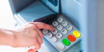 La tecla que debes pulsar cuando saques dinero del cajero automático para evitar estafas