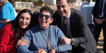 Juanma Moreno anuncia un aumento en prestaciones para las personas con discapacidad y dependientes