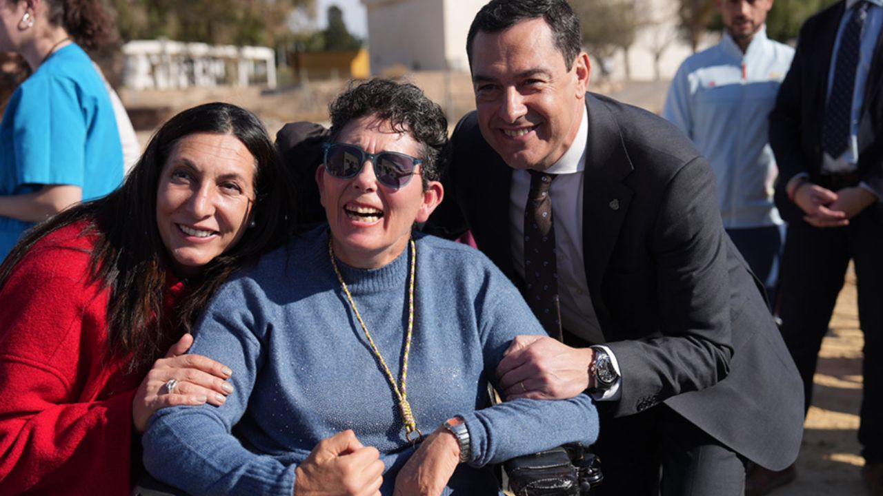 Juanma Moreno anuncia un aumento en prestaciones para las personas con discapacidad y dependientes