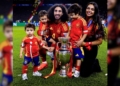Marc Cucurella junto a su familia tras proclamarse Campeón del Mundo