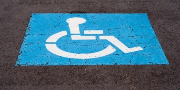 La persona que solicite la tarjeta PMR debe de tener una discapacidad reconocida igual o superior al 33% y presentar movilidad reducida