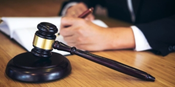 Condenada a pagar más de 40.000 por recibir la herencia de su tío: la justicia dice que no es correcta