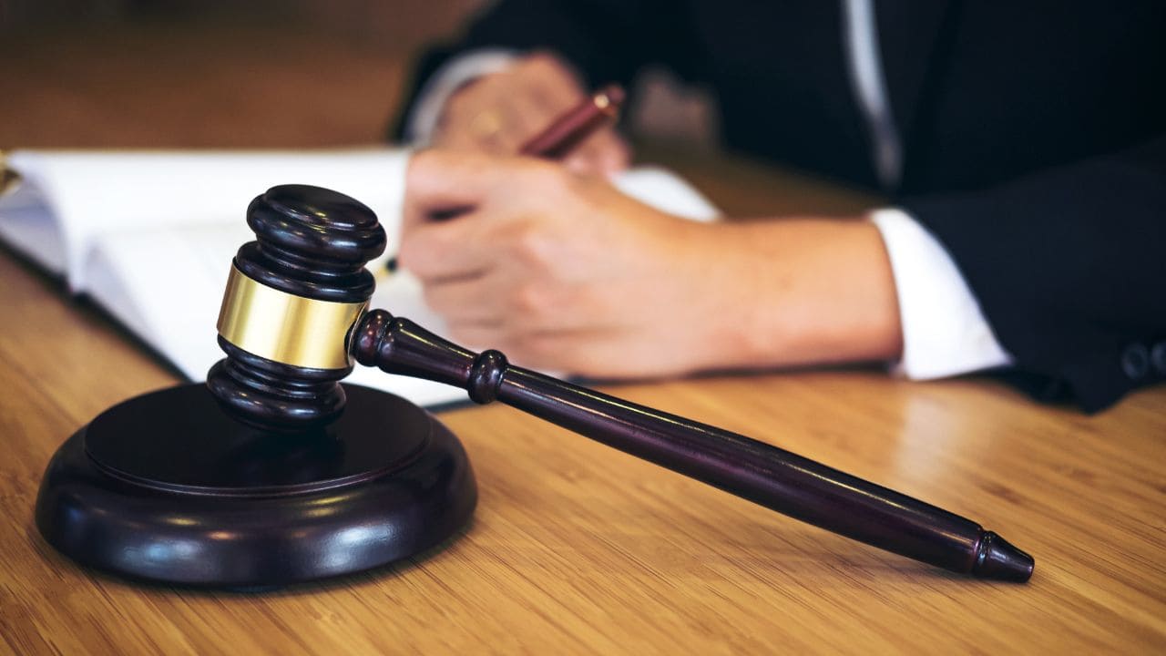 Condenada a pagar más de 40.000 por recibir la herencia de su tío: la justicia dice que no es correcta