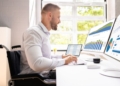 ¿Cuáles son los derechos legales de las personas con discapacidad en el empleo público y privado?