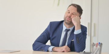 Declaran improcedente el despido de un conserje por jugar con el móvil y quedarse dormido en horas de trabajo