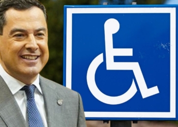 El Gobierno de Juanma Moreno aclara quiénes pueden utilizar la Tarjeta de Aparcamiento para movilidad reducida