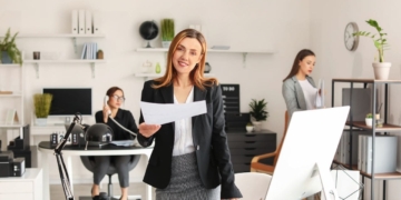 Atención, funcionarios: el Gobierno propone suspender de empleo y sueldo a quienes lleguen tarde al trabajo