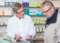 Pensionistas que tienen que pagar sus medicamentos en España en 2025