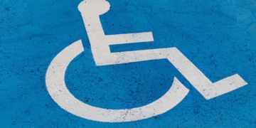 Con este grado de discapacidad podrás acceder a la tarjeta PMR de aparcamiento en 2025