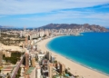 Viajes El Corte Inglés han lanzado una oferta para personas mayores para viajar a Benidorm a precio reducido como el IMSERSO