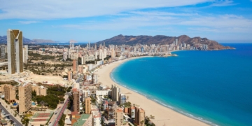 Viajes El Corte Inglés han lanzado una oferta para personas mayores para viajar a Benidorm a precio reducido como el IMSERSO