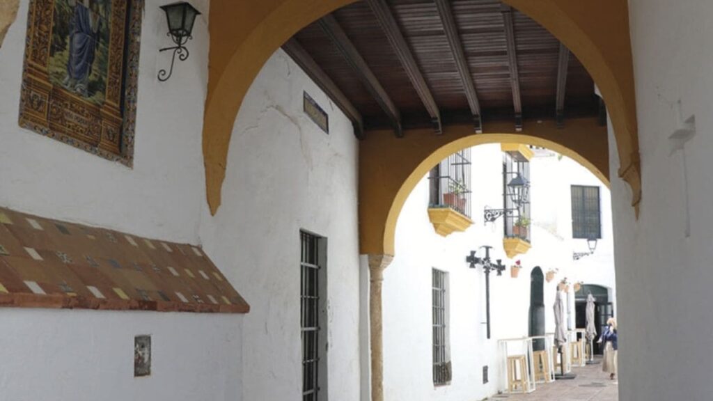 Está a 30 kms de Sevilla y tiene los mejores dulces de la provincia: descubre este pueblo a través de su gastronomía