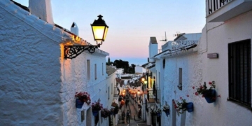 Está a 40 km de Málaga y es conocido como el 'Santorini' de la Costa del Sol: descubre este precioso pueblo