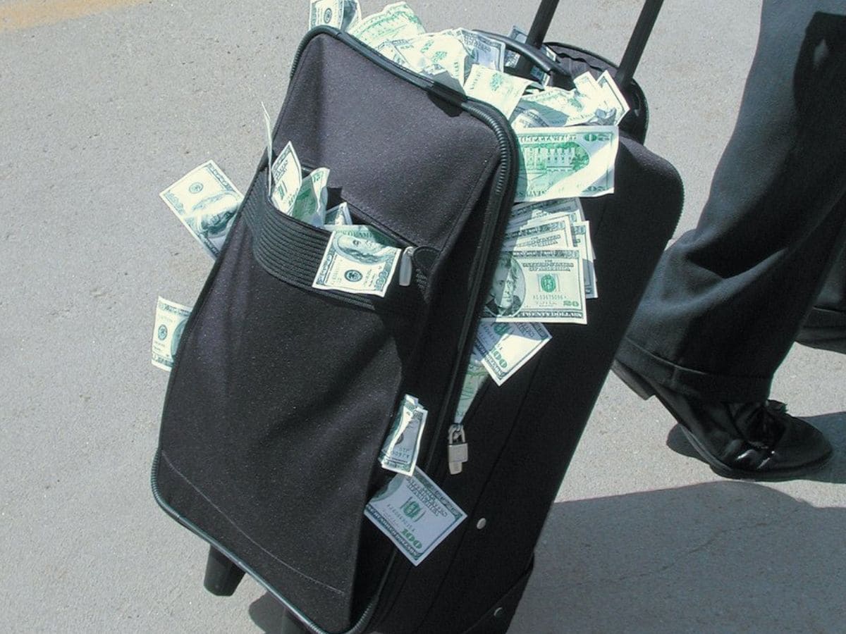 Este es el máximo dinero en efectivo que puedes llevar en un avión