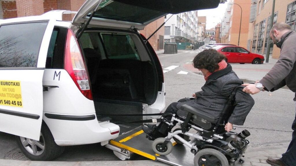 La escasez del servicio de taxi adaptado, un problema para las personas con discapacidad