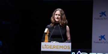 Sarah Almagro, galardonada con el premio Liderazgo 2025: una tabla de surf como refugio de vida