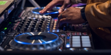 Un empleado, indemnizado con 30.000 euros por hacer de DJ mientras estaba de baja por ansiedad