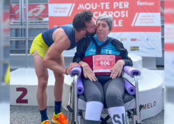 Eric lleva a su madre Silvia, con esclerosis múltiple y en silla de ruedas, a hacer carreras para luchar contra la enfermedad