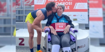 Eric lleva a su madre Silvia, con esclerosis múltiple y en silla de ruedas, a hacer carreras para luchar contra la enfermedad