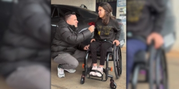 Lucia, Superlu, junto a Ángel Gaitán hablando sobre su nueva silla de ruedas