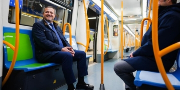 El Metro de Madrid aumenta los asientos verdes reservados para personas con movilidad reducida