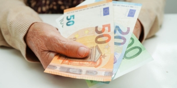 Las personas mayores de 65 años pueden recibir la pensión no contributiva de jubilación del IMSERSO