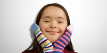 Persona con Síndrome de Down posa con calcetines dispares