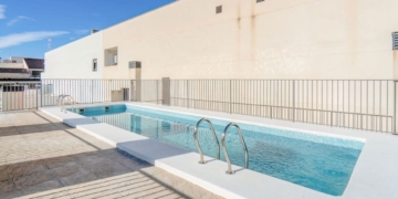 Solvia ofrece una vivienda a precio reducido con piscina y 2 o 3 habitaciones