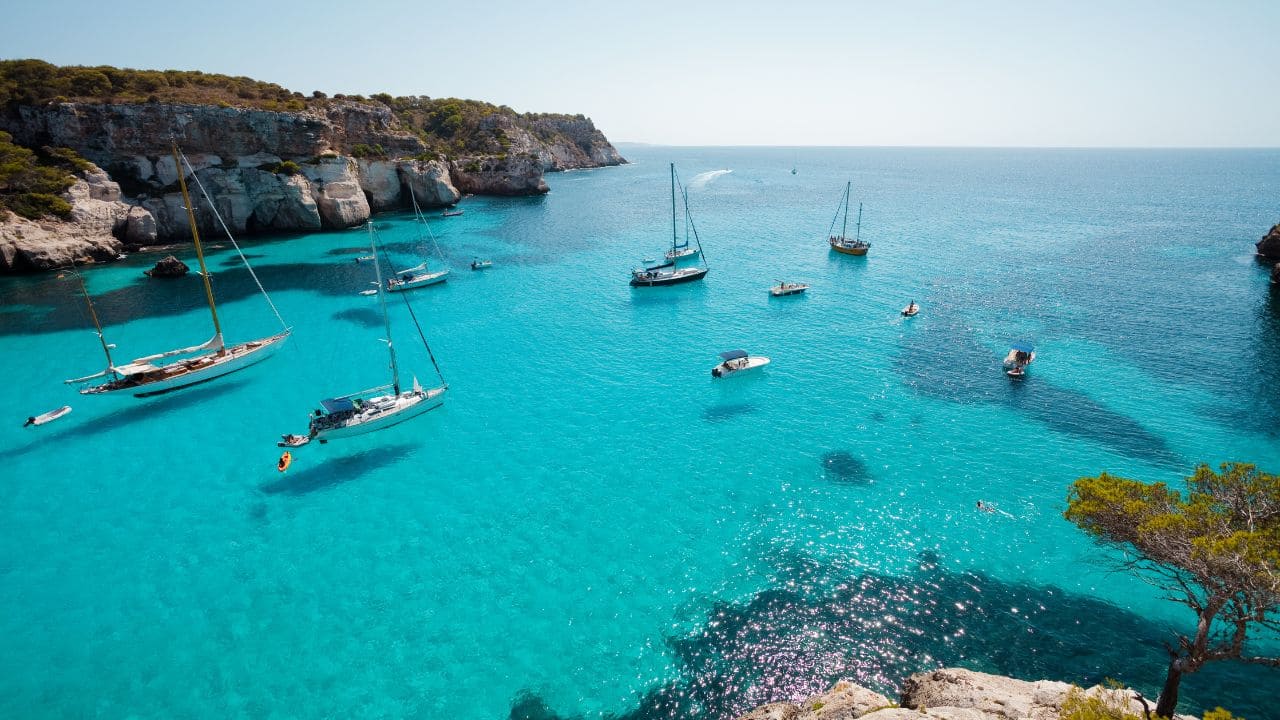 Lanzan viajes a Menorca a precio reducido para personas mayores