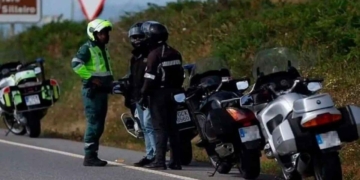 ¿Me pueden multar por circular por el arcén? La DGT confirma en qué casos está permitido